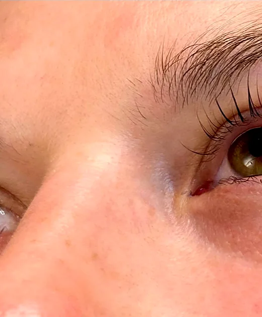 Geschwungene Naturwimpern nach der Wimpernwelle