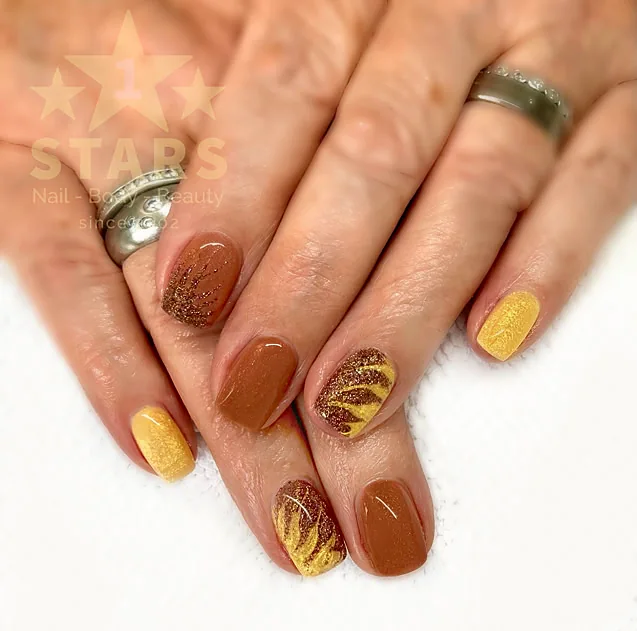 Nailart in Braun und Gold