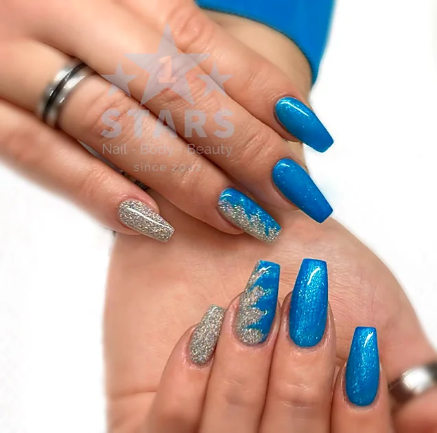 Gelnägel in Blau mit Silber