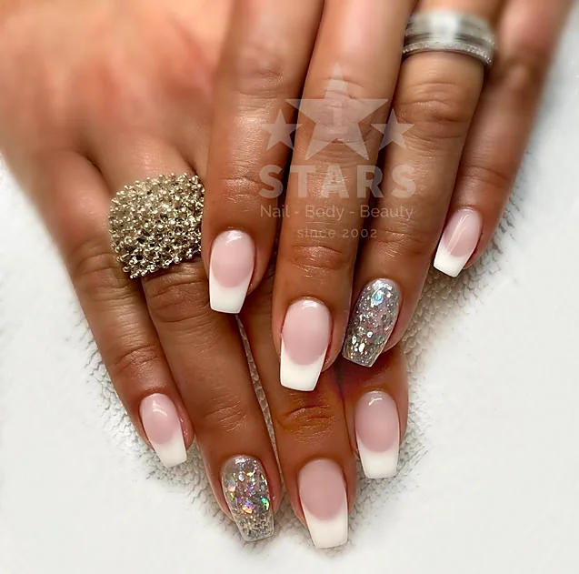 French Nägel mit Glitzer an zwei Fingern