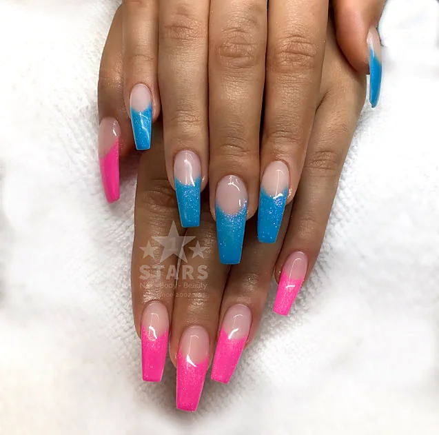 Lange Nägel mit Farbverlauf in Pink und Blau