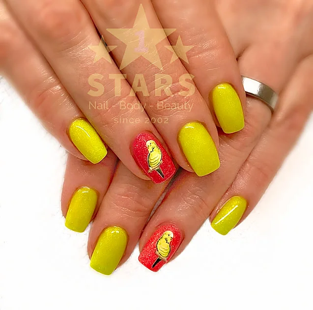 Gelnägel in Gelb mit Nailart Motiv