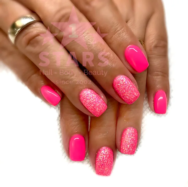 Gelnägel in Neonpink, teils mit Glitzer