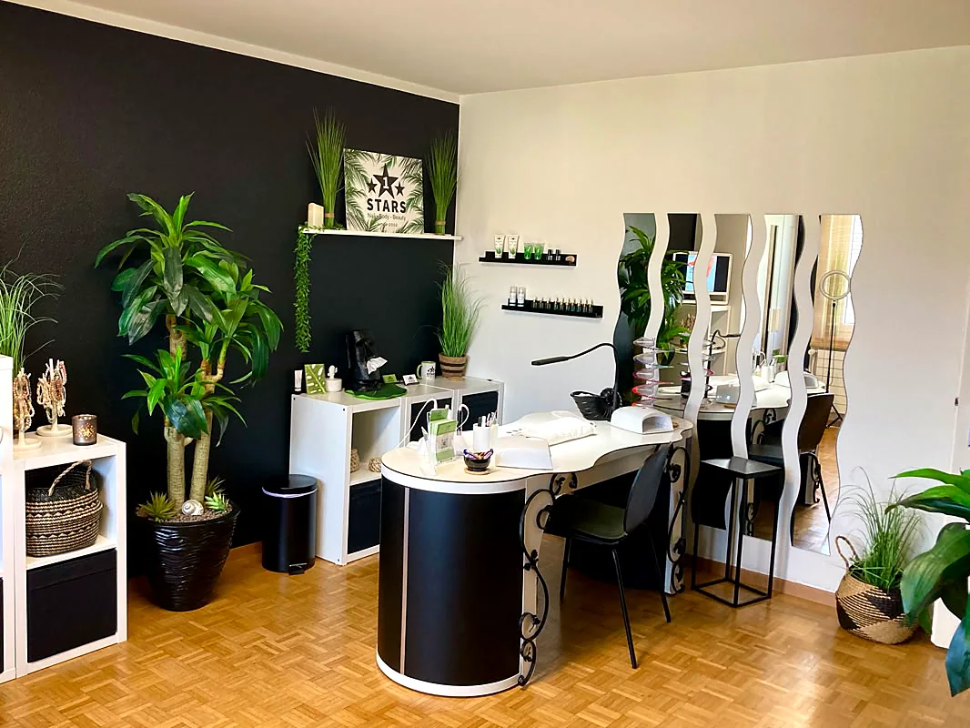 Nageltisch im Studio 1 Stars mit Pflanzen