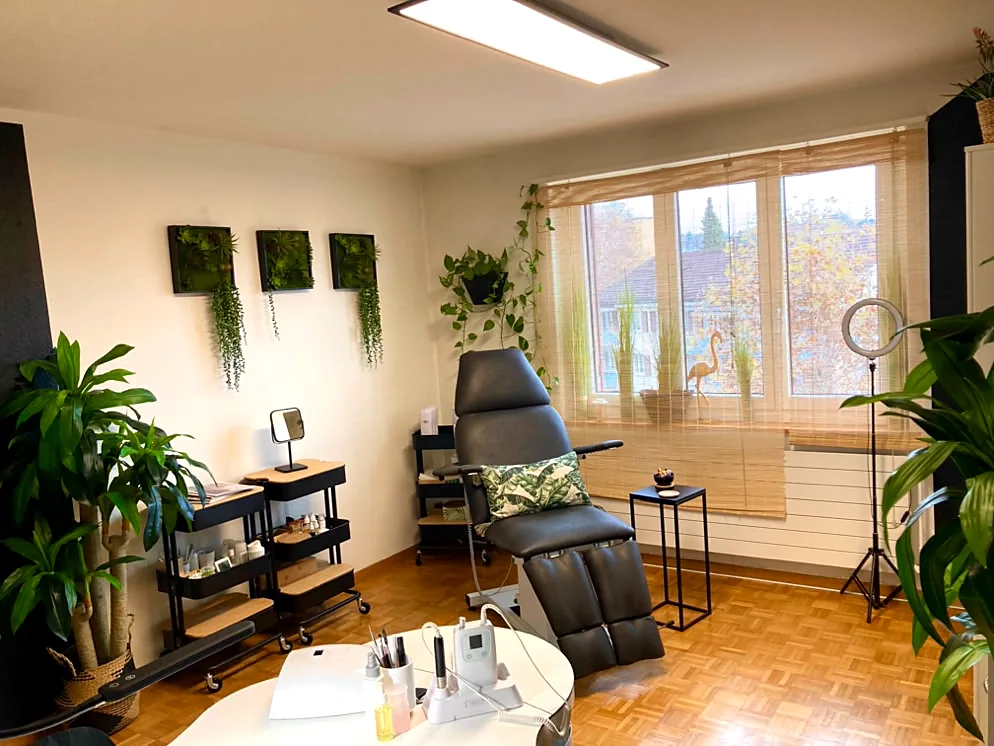 Behandlungsliege im Studio